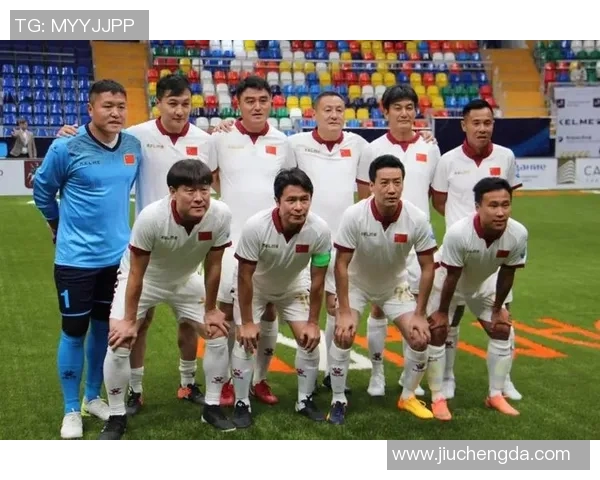 广州足球队的辉煌征程与挑战解析：从默默无闻到赛场传奇