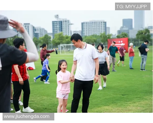 日本足球明星真实生活瞬间大揭秘展现他们场外的魅力与风采 日本足球明星真实生活瞬间大揭秘展现他们场外的魅力与风采