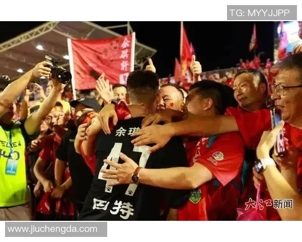 足球明星与粉丝的温馨互动瞬间展现真情与热爱 足球明星与粉丝的温馨互动瞬间展现真情与热爱